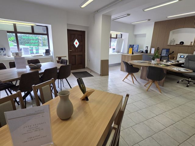 Prostor showroomu s jídelními stoly